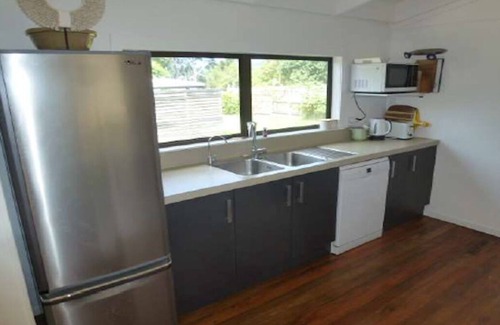 Whangamata Casa | Casa familiar en la playa con embarcadero privado y piscina spa