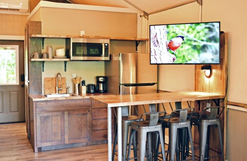 Seguin Cabina | Family Cabin on creek with 2 queen beds, 2 twin beds, full kitchen & more! SG21