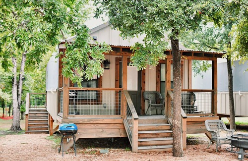 Seguin Cabina | Family Cabin on creek with 2 queen beds, 2 twin beds, full kitchen & more! SG21