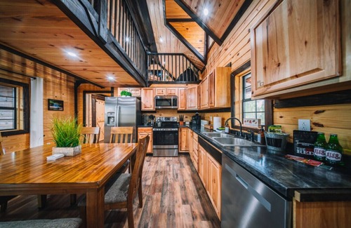 Campton Cabina | Family Cabin | Sleeps 8 | Hot Tub | Pet Friendly