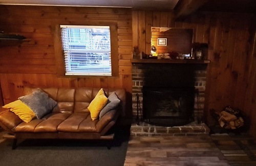 Wilmington Chalet De Esquí | Family Chalet with fireplace under Pine trees