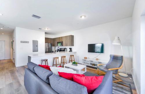 Golden Glades Apartamento | Family Comfort Near Top Spots-Relaxing Stay for Everyone