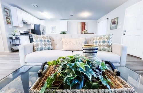 West San Antonio Casa | Family Cottage Cozy Family Gem near SeaWorld Lackland