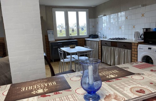 Sauvagny Cabaña | Casa rural con aire acondicionado, terraza, y actividades en granja cerca de Montluçon y Néris les Bains.