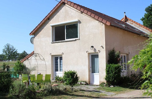 Sauvagny Cabaña | Casa rural con aire acondicionado, terraza, y actividades en granja cerca de Montluçon y Néris les Bains.