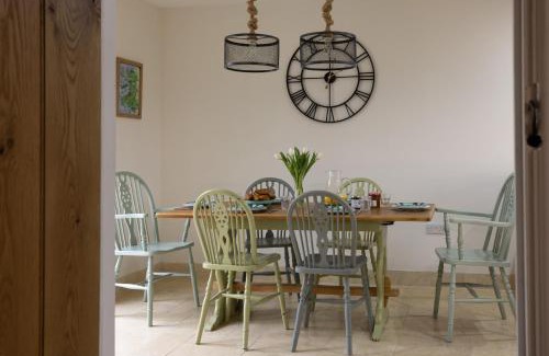 Llandovery Casa | Family Country Cottage with Stunning Mountain View sleeps 12