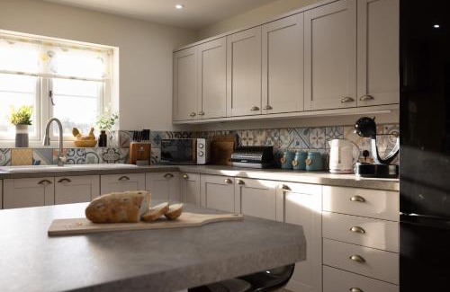 Llandovery Casa | Family Country Cottage with Stunning Mountain View sleeps 12