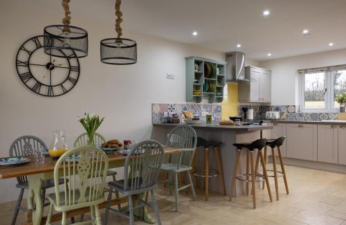 Llandovery Casa | Family Country Cottage with Stunning Mountain View sleeps 12