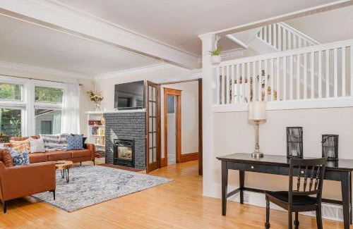 Appleton Casa | Family Downtown Mansion - Sleeps 13