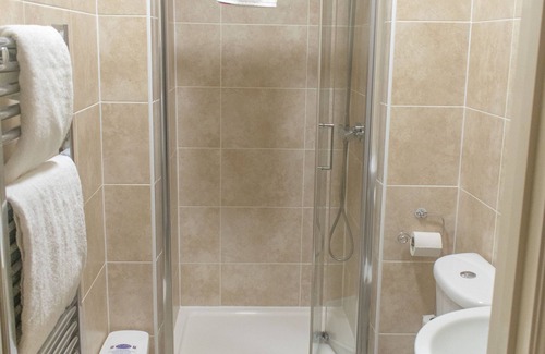 Retford Casa | Familiar-Baño en la habitacion-1 Double, 2 Singles