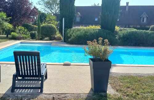 Saint-Martin-Labouval Cabaña | albergue para familias cerca de San Cirq Lapopie con gran jardín y piscina comunitaria.