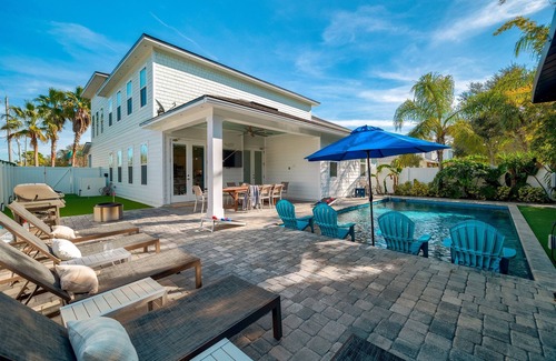 Jacksonville Beach Casa | Family-Friendly Luxe Home with Heated Pool & Games
