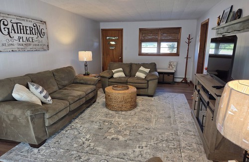 Saint Bernice Otro | Family friendly, 1960's farmhouse on grain farm with AC in rural setting.