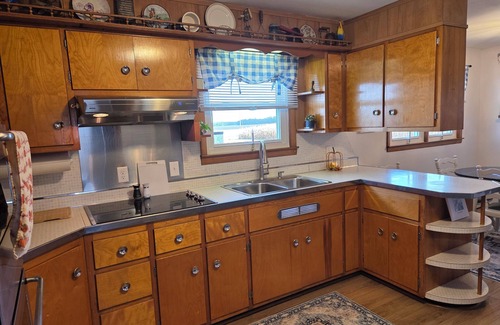 Saint Bernice Otro | Family friendly, 1960's farmhouse on grain farm with AC in rural setting.