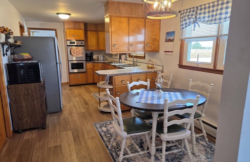 Saint Bernice Otro | Family friendly, 1960's farmhouse on grain farm with AC in rural setting.