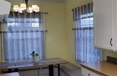 La Grande Casa | Family-Friendly 3-Bedroom House, Close to Downtown and EOU!