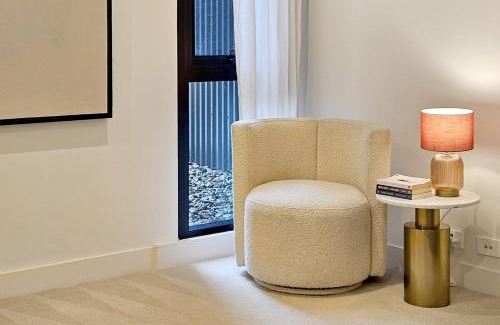 Banksmeadow Casa | Family-Friendly 3 Levels Architect Home Near Airport Beach Sydney City FREE City Parking & Airport Pickup Available