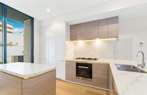 Banksmeadow Casa | Family-Friendly 3 Levels Architect Home Near Airport Beach Sydney City FREE City Parking & Airport Pickup Available