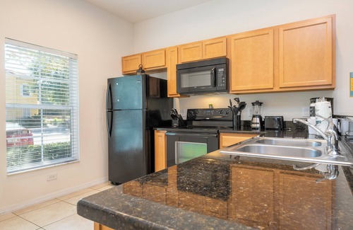 Sunset Lakes Casa | Amplio Refugio 3 Habitaciones con Piscina y Parrilla cerca de Disney