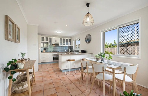Battery Hill Casa | Family Friendly Beach House: Short stroll to beach