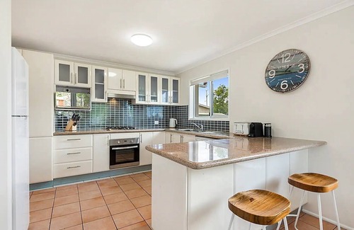 Battery Hill Casa | Family Friendly Beach House: Short stroll to beach