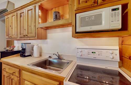 Northport Cabina | Family-friendly cabin with fireplace, kitchen, hiking & plenty of fun