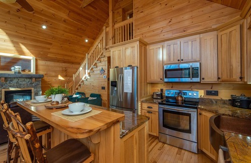 Vein Mountain Cabina | Family Friendly Cabin w/ Hot Tub, Fishing Pond & Game Room 45min to Asheville