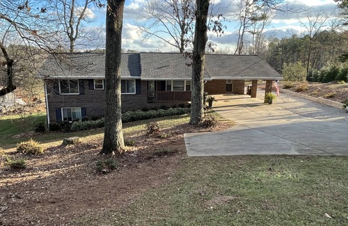 Sugar Hill Casa | Family Friendly - close to Sugar Hill shopping, restaurants