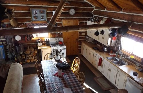 Perronville Cabina | Familia amigable cómodo log lodge y estanque. ALQUILER PARA CIERVO TEMPORADA RIFLE ESTE NOV !.