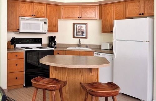 Angels Camp Complejo | Condominio ideal para familias cerca del lago con cocina completa, chimenea, balcón y piscina del resort