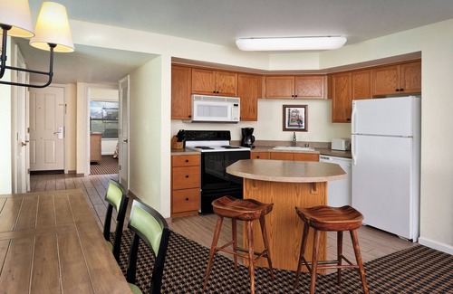 Angels Camp Complejo | Condominio ideal para familias cerca del lago con cocina completa, chimenea, balcón y piscina del resort