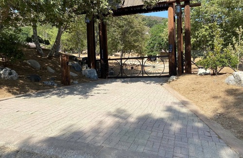 Santa Clarita Otro | Family Friendly Farmhouse!