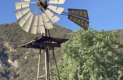 Santa Clarita Otro | Family Friendly Farmhouse!