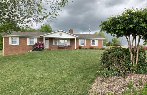 Woodlawn Casa | Cozy Country Ranch 2 millas de la I-77, cerca de VATech, SKI Resort, BR Parkway !!