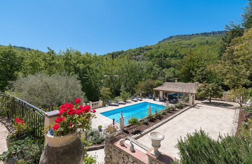 Le Bar-sur-Loup Villa | Villa familiar con piscina de agua salada y amplio jardín.
