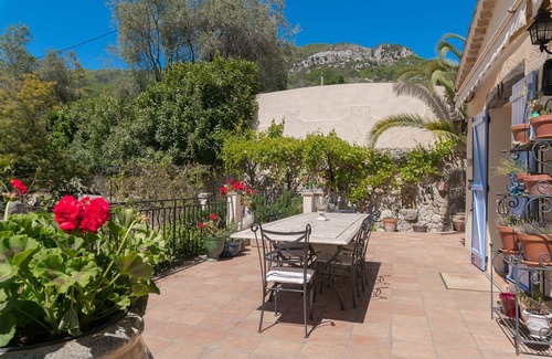 Le Bar-sur-Loup Villa | Villa familiar con piscina de agua salada y amplio jardín.