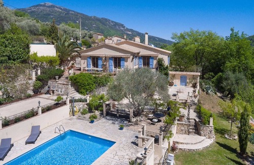 Le Bar-sur-Loup Villa | Villa familiar con piscina de agua salada y amplio jardín.