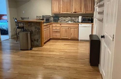 Johnstown Apartamento | Family friendly & fully furn. garden apt. with huge yard in lovely neighborhood