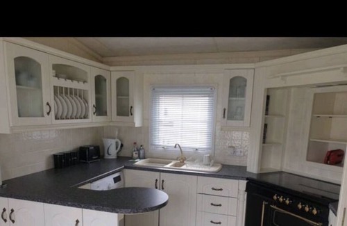 Grimsby Casa | Family Friendly holiday caravan, 5 mins from the beach in a peaceful location.