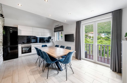 Zaton Casa | Casa de vacaciones con piscina privada climatizada y vistas al mar