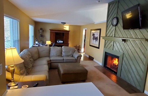 Lexington Casa | Family friendly house in quiet neighborhood. Close to everything!