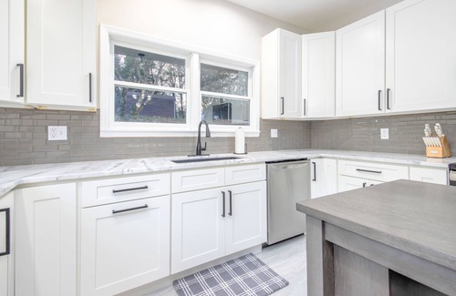 Lenoir City Casa | Family friendly Lakefront Home on a Wooded Lot - 30 min. to downtown Knoxville