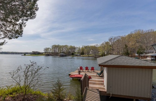 Moratuck Manor Casa | Family Friendly Lakefront Home