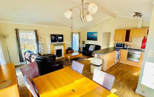 Liverton Casa | Family Friendly Lodge sleeping 5 with Hot Tub - Devon