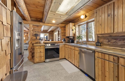 Three Rivers Cabina | Family-Friendly Log Cabin-16 Acres-Hot Tub & Views