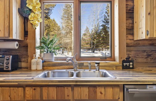 Three Rivers Cabina | Family-Friendly Log Cabin-16 Acres-Hot Tub & Views
