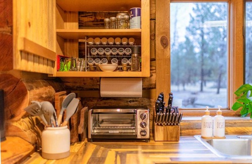 Three Rivers Cabina | Family-Friendly Log Cabin-16 Acres-Hot Tub & Views