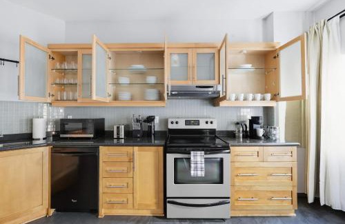 Church and Wellesley Casa | Family-Friendly Modern 4-Bedroom Getaway in TO