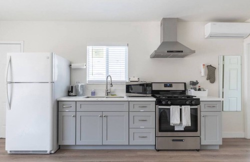 Ontario Casa | Family-Friendly Ontario Getaway: Open Concept 2-Bedroom Unit with High-Speed Internet Near Ontario Airport.