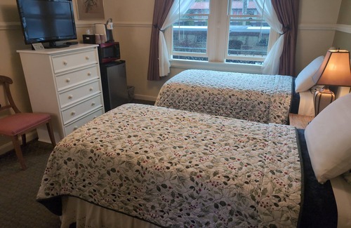 Cow Hollow Hotel | Family-Friendly Room with Seperate Queen Bedroom and Two Twin Bedroom w/parking